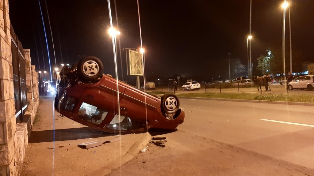 Udes u Podgorici, automobil se prevrnuo