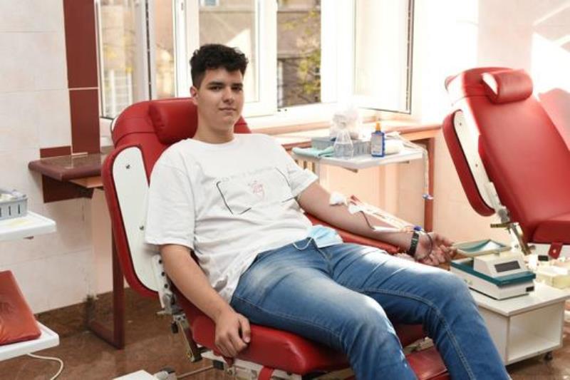 Proslavio punoljetstvo na neobičan način: Okupio drugove i rođake kako bi donirali krv