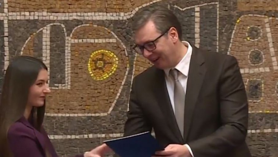 Vučić prisustvuje ceremoniji uručenja ugovora o zaposlenju najuspješnijim diplomcima medicinskih fakulteta
