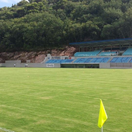Na stadionu u Petrovcu navijači gađali jedni druge stolicama, upaljačima…