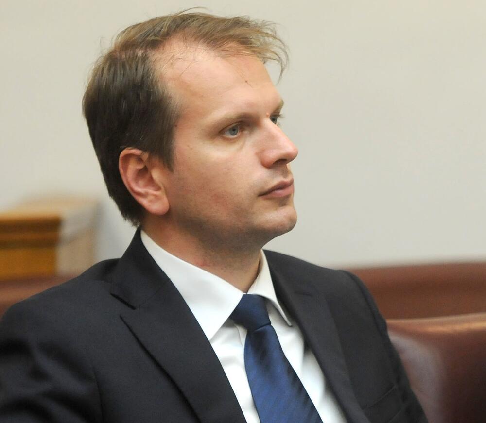 Premijer Zdravko Krivokapić pokušava da sačuva svoju moć, koja ga ubrzano napušta!