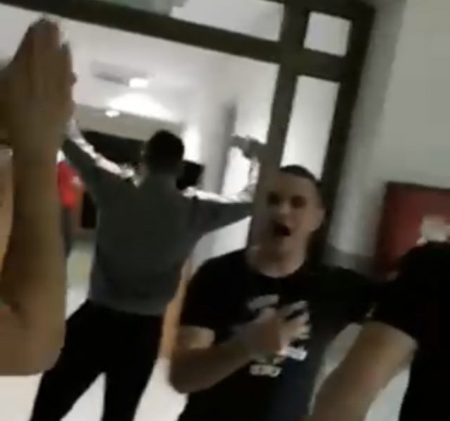 „Komitama“ smeta slavlje učenika Policijske akademije: Uz pjesmu o Kosovu proslavili pobjedu rukometašica Srbije (VIDEO)