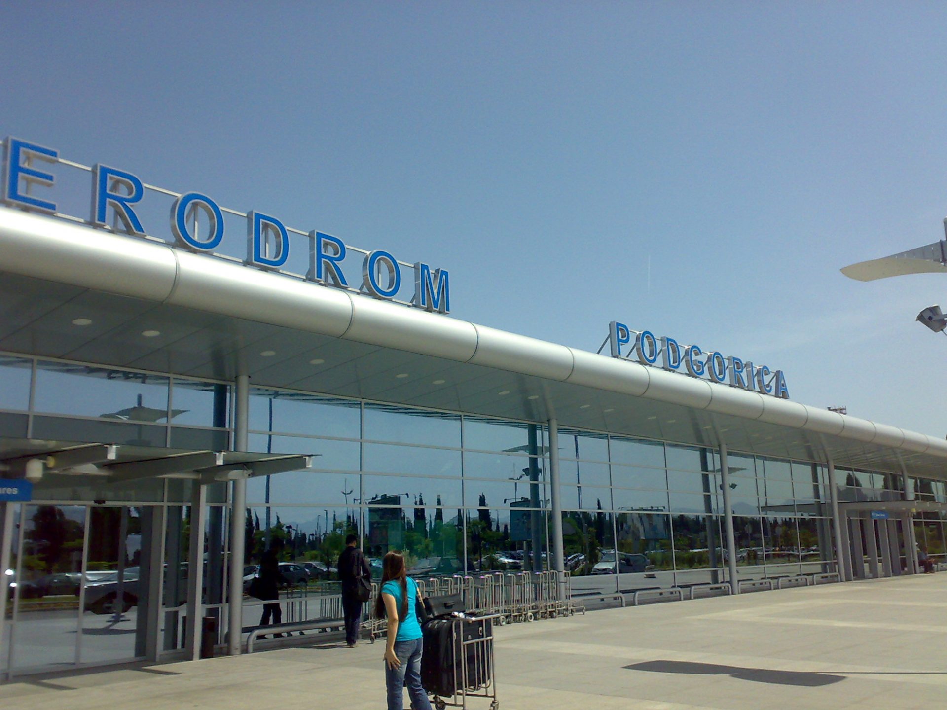 Da li premijer može ovo da ne vidi: Direktor državne kompanije („Aerodromi CG“) slavi pad Vlade na privatnom imanju u Klikovačama!