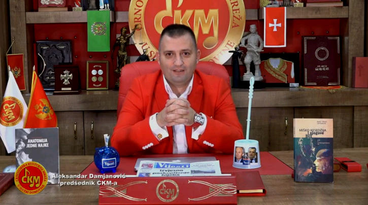 Damjanović poklonio Željku Ivanoviću i Miodragu Peroviću kasicu prasicu i četku da očiste obraz! (VIDEO)