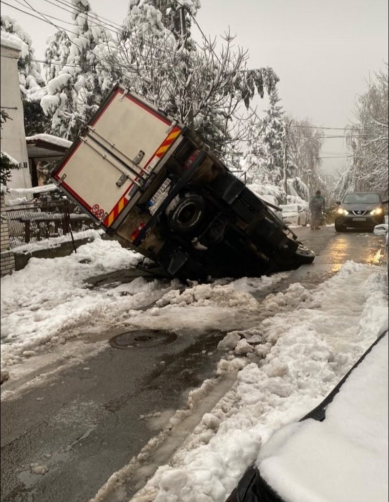 Otvorila se velika rupa u Beogradu, upao kamion