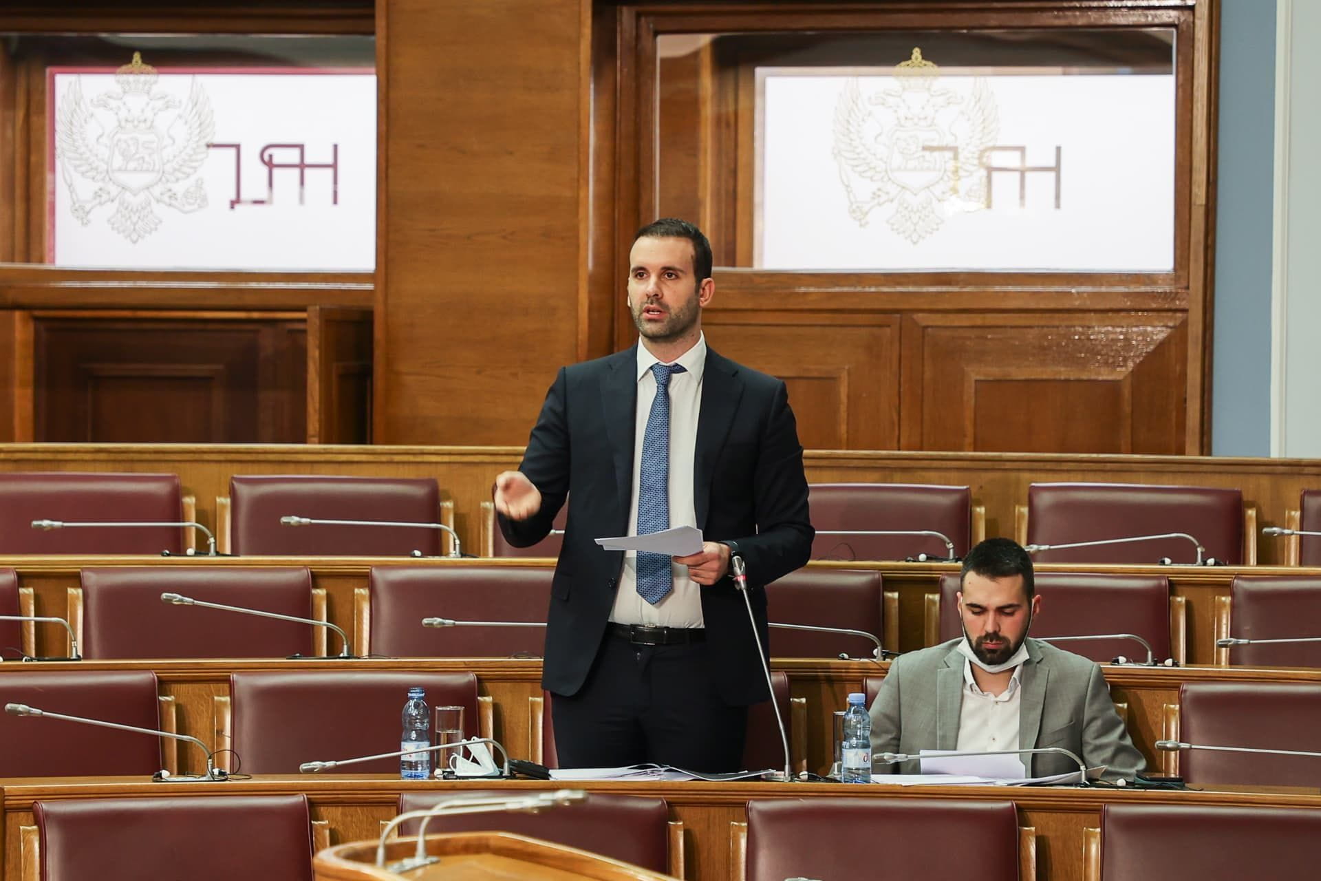 Spajić zasmijava javnost: Šta to imate u Njemačkoj i Austriji, a što nemate u vječnoj Crnoj Gori? (VIDEO)