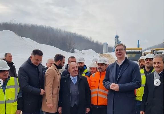 Vučić u fabrici „Ekstra san“: Naš život moraju da budu porodične kompanije!