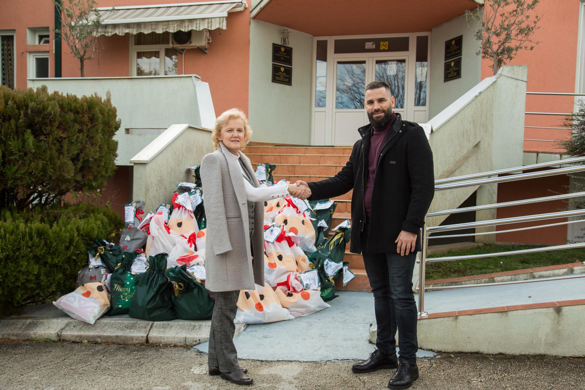 Mališani iz Dječijeg doma „Mladost“ dobili paketiće na poklon