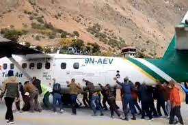 Nesvakidašnja situacija: Putnici gurali avion