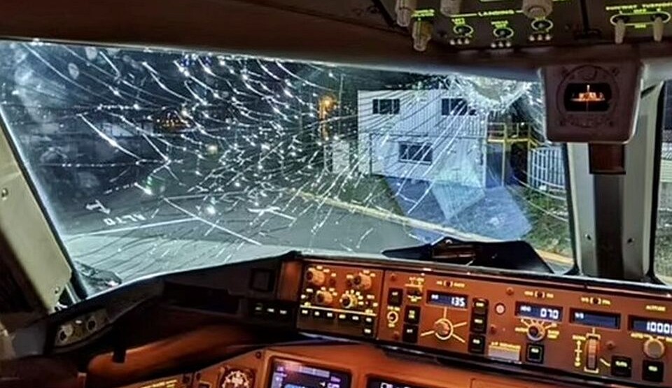 Led razbio staklo kokpita na 11.000 metara visine