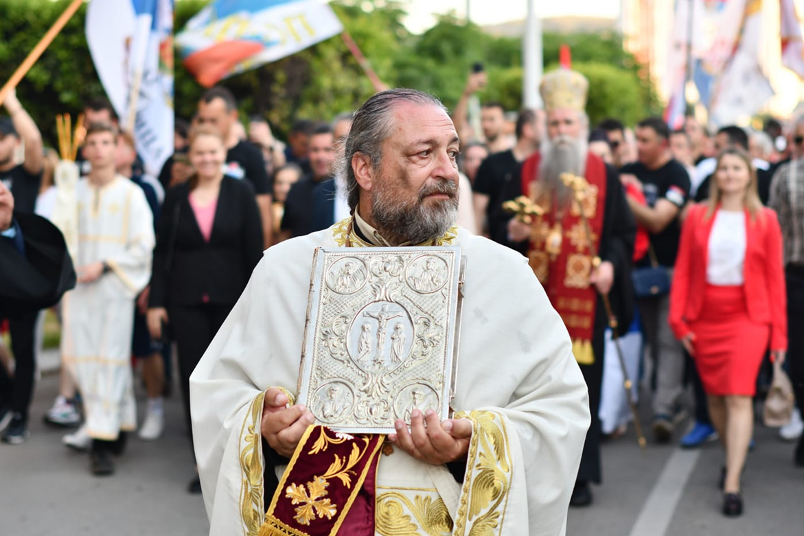 Otac Branko Tapušković za BORBU: Žao mi je što neki poslanici iz bivše vlasti i dan danas napadaju Crkvu Božiju