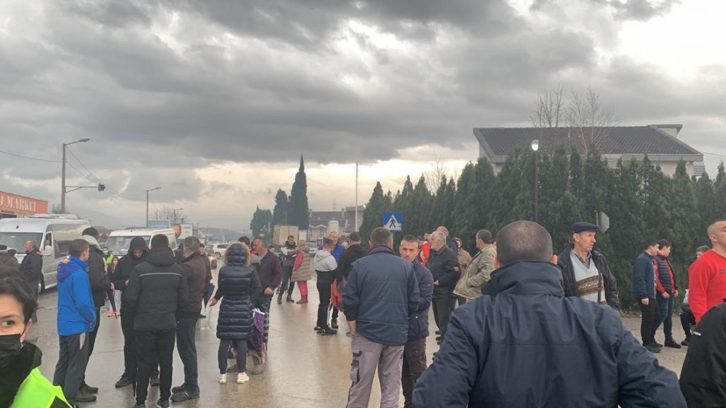 Juče održan protest u podgoričkom naselju Gornja Gorica: Građani traže da im se obezbijedi saobraćajni priključak