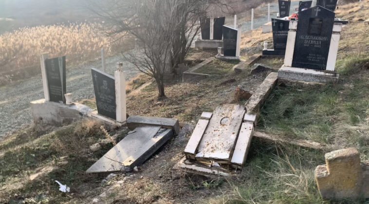 Oskrnavljeno srpsko pravoslavno groblje na Kosmetu: Više spomenika polomljeno u Kišnici