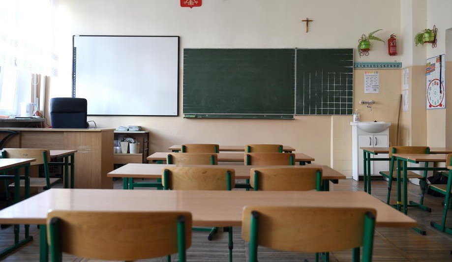 Ako škole u Srbiji ne puste himnu Bože pravde kazne do milion dinara