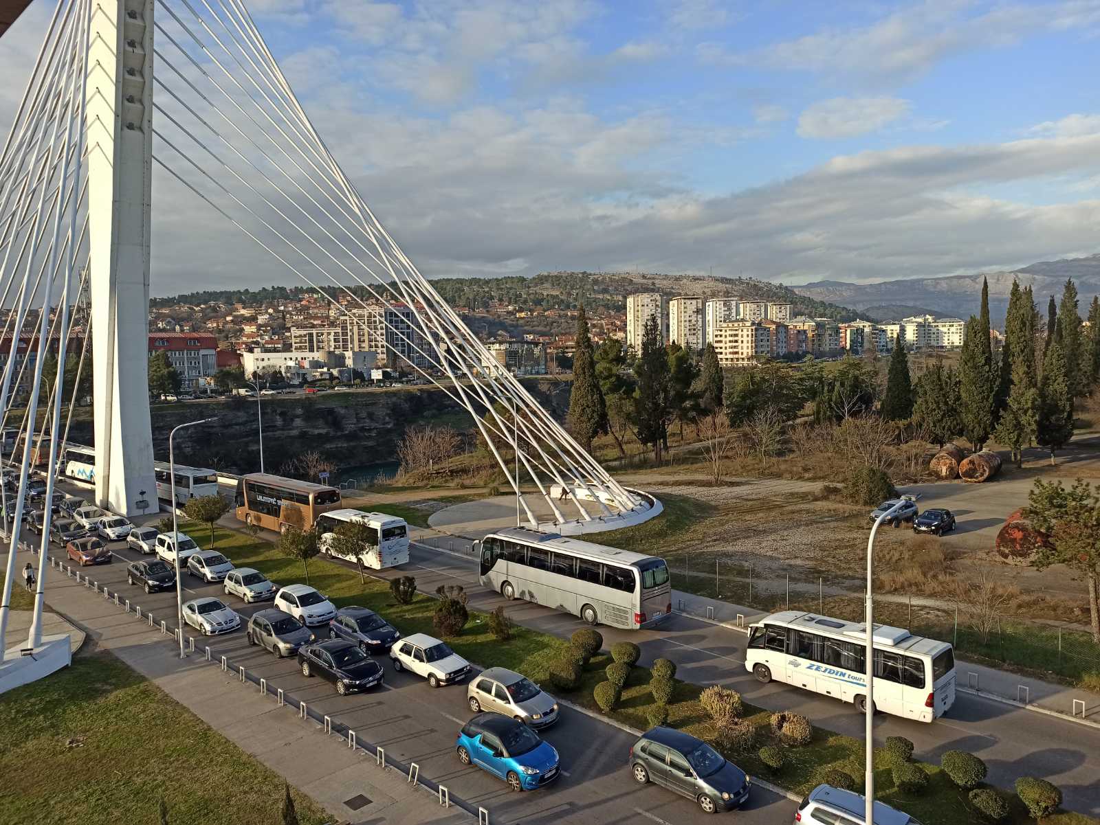 Protest autobuskih prevoznika u Podgorici, traže da im se isplate obećane rate(FOTO)