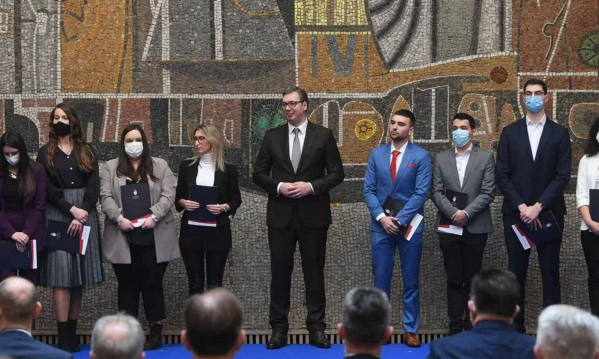 Vučić: Država će nastaviti da poboljšava životni standard medicinskih radnika!