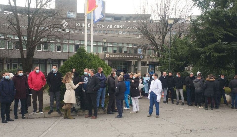 Protest nemedicnskog osoblja ispred Kliničkog centra