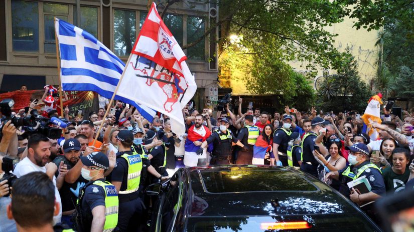 Đoković slobodan bar do večeras: Policija suzavcem krenula na srpske navijače!