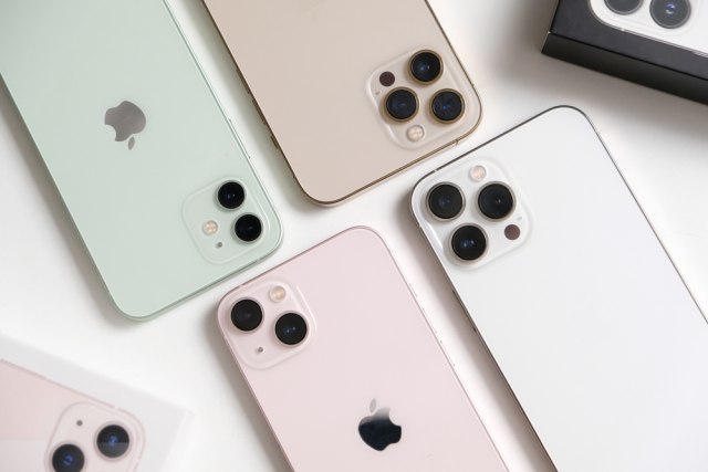 Više od 40 miliona ljudi je za praznike kupilo iPhone 13