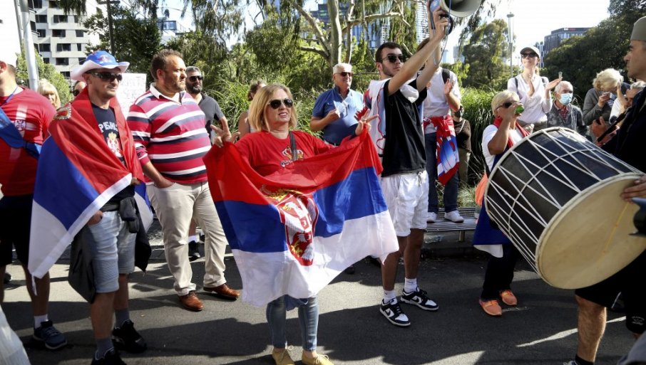 Okupili se Srbi ispred hotela u kome je smješten Đoković