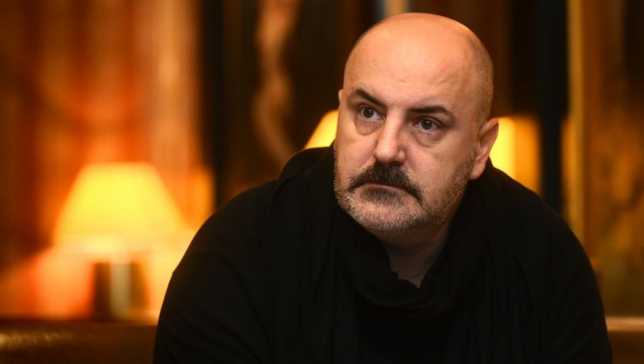 Autošovinizam Kokana Mladenovića: Nije mi prijatno kretati se subotičkim bulevarima okićenim u bojama srpske zastave, vrijeđa me postavljanje spomenika kralju Petru!!