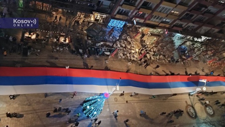 Srpska nova godina u Kosovskoj Mitrovici: Razvijena trobojka duga 250 metara!