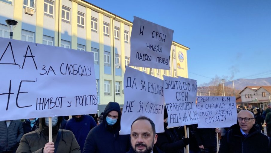Srbi se okupili u Kosovskoj Mitrovici, žele da ostvare građansko pravo i glasaju na referendumu