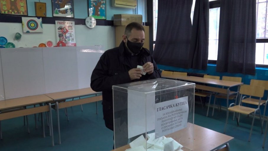 Ministar policije Srbije glasao: Aleksandar Vulin izašao na referendum