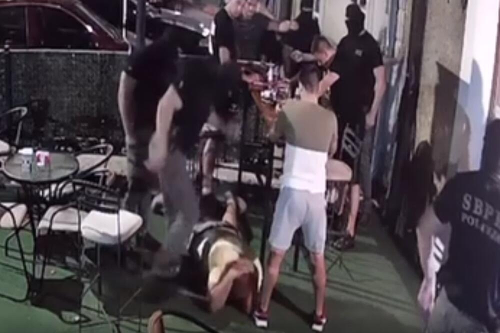 Policajac Vuk Vuković osuđen na četiri mjeseca kućnog zatvora zbog zlostavljanja Ivana Roganovića na Cetinju