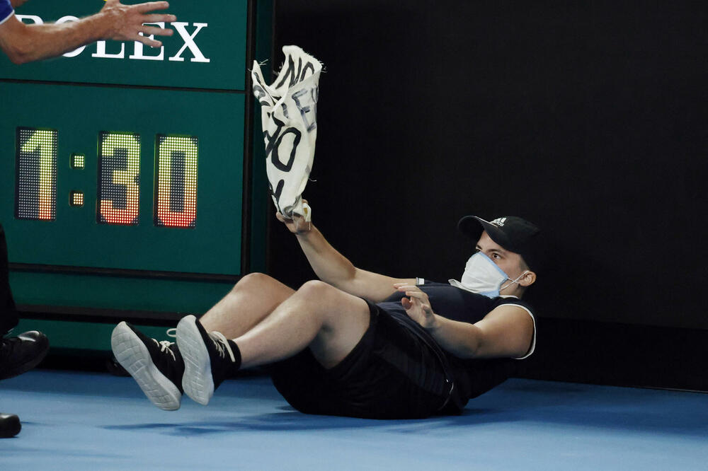 Australijan open: Navijač upao na teren, nosio transparent posvećen izbjeglicama