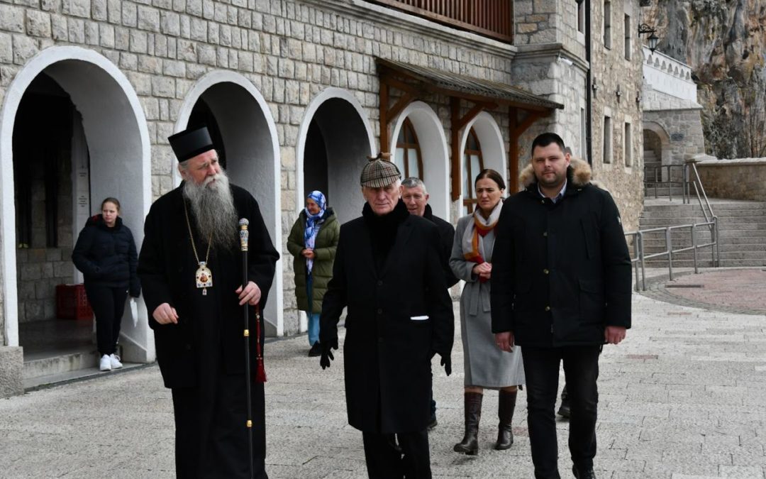 Matija Bećković u posjeti manastiru Ostrog, u društvu je sa Mitropolitom Joanikijem i predsjednikom opštine Markom Kovačevićem