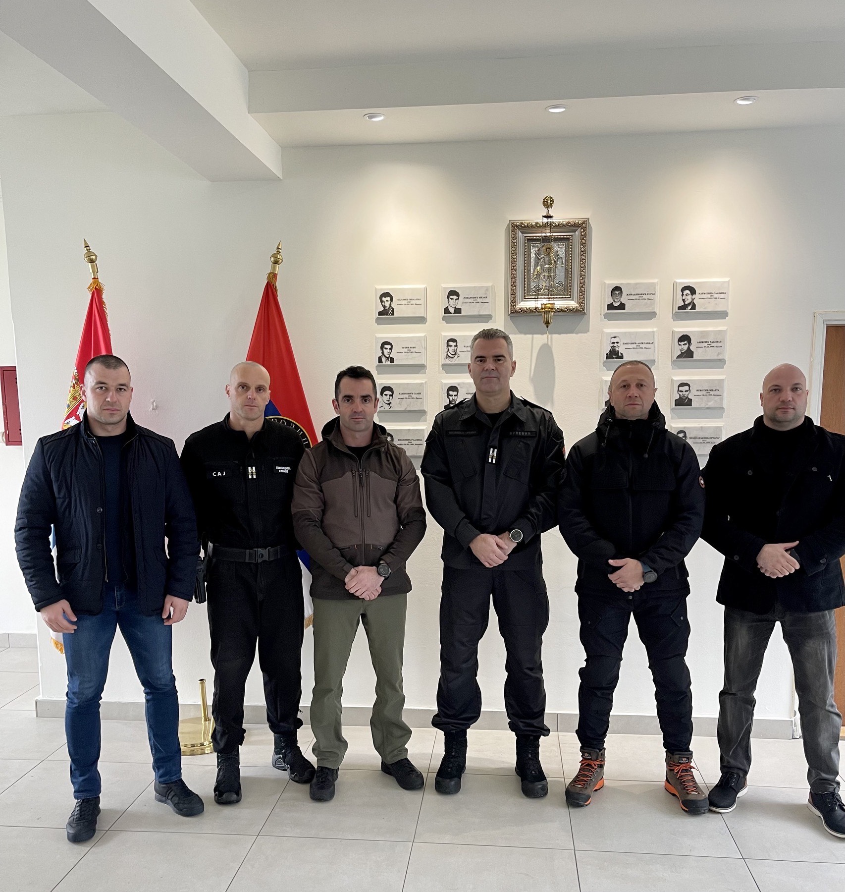 Pripadnici policije koji su obezbjeđivali ustoličenje mitropolita Joanikija u posjeti kolegama iz Srbije