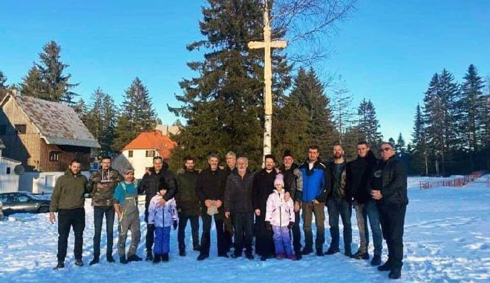 Saopštenje Eparhije budimljansko-nikšićke: Mještani Žabljaka postavili drveni krst na mjestu gradnje hrama