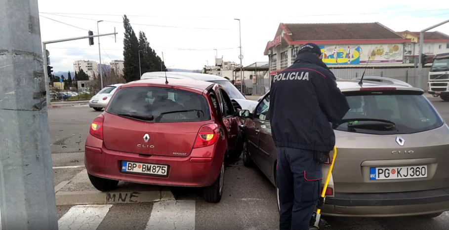 Podgorica: U udesu u ulici četvrtog jula učestvovala tri vozila