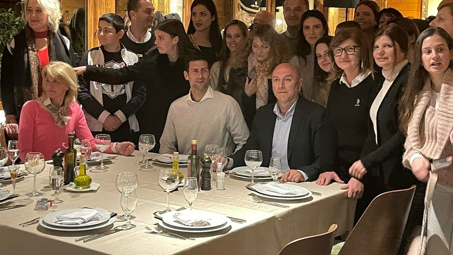 Ugostio ih Marko Carević: Đoković sa porodicom stigao u Budvu! (FOTO)