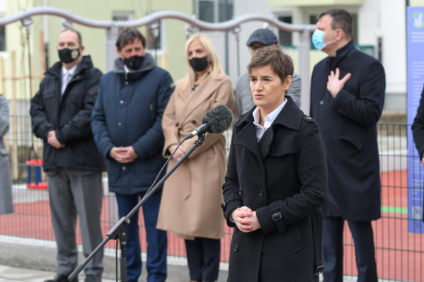 Brnabić: Uručeni ključevi stanova za pripadnike snaga bezbjednosti u Novom Sadu