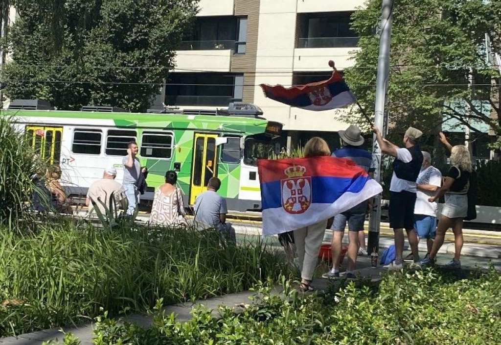 Srbi u Melburnu izašli na ulice da pruže podršku Đokoviću, igrali i kolo