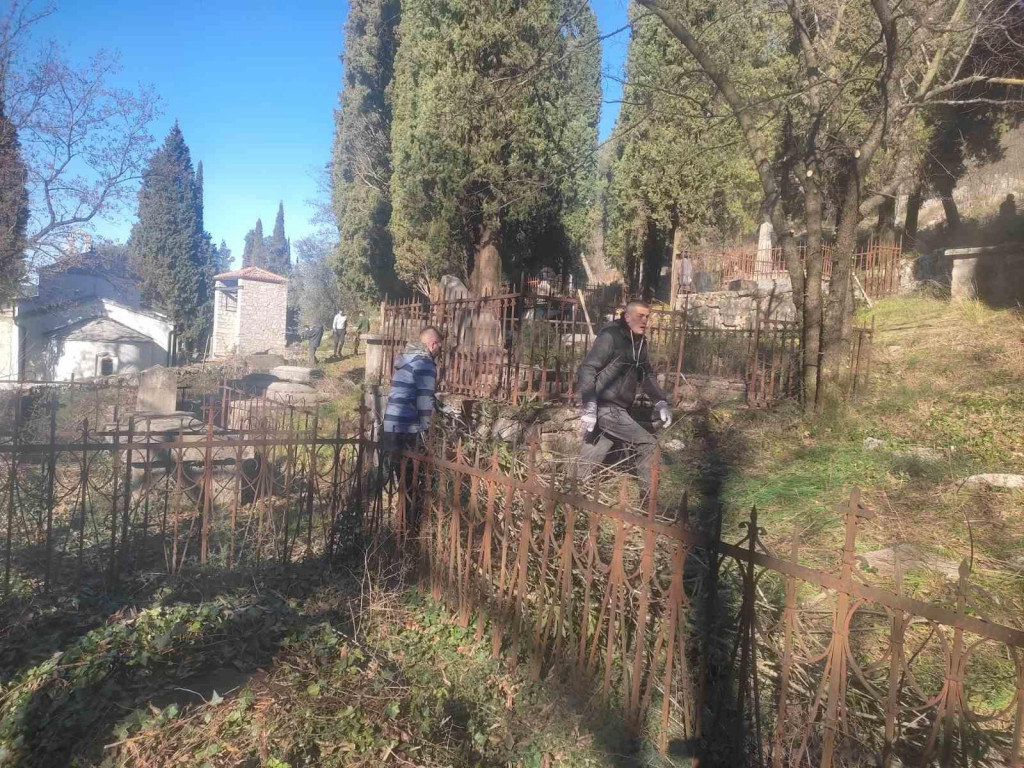 Narod sa sveštenstvom: Uređuje se staro groblje kod crkve svetog Đorđa u Podgorici