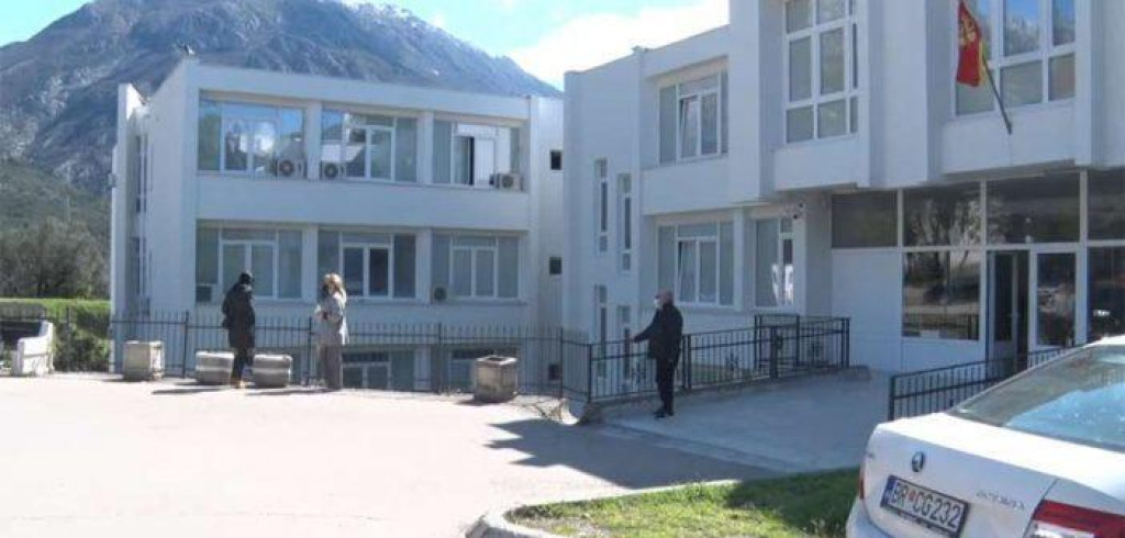 Sa krovne konstrukcije hipermarketa „Laković“: Mladić sa Kosova životno ugrožen, pao sa šest metara visine