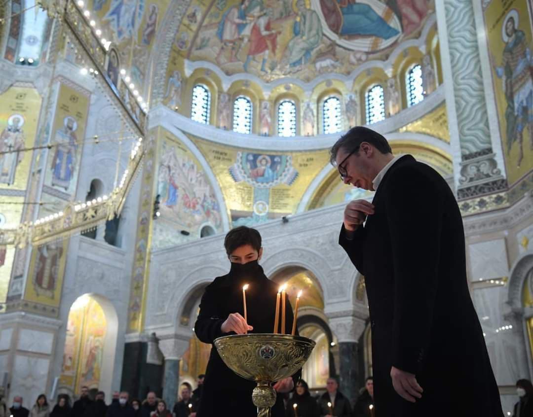 Vučić zapalio svijeću u hramu Svetog Save povodom godišnjice smrti Olivera Ivanovića (FOTO)