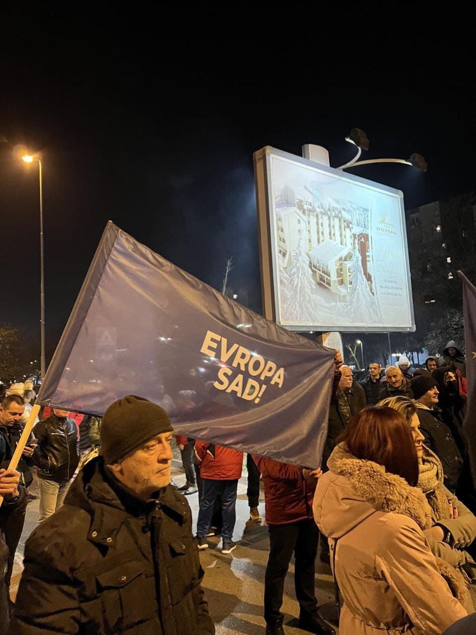 Novi protest u Podgorici: Nema trobojki, pojavile se zastave EU i “Evropa sad”!