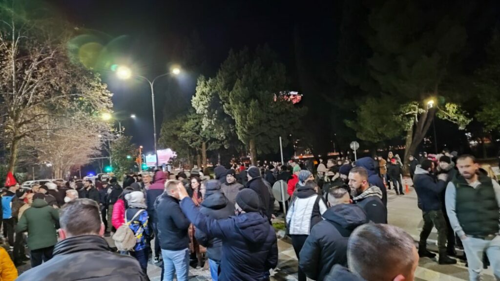 Niko ne zna ko stoji iza organizacije: Po drustvenim mrežama se pozivaju građani da idu na proteste, plaćeno im je i gorivo! (FOTO)