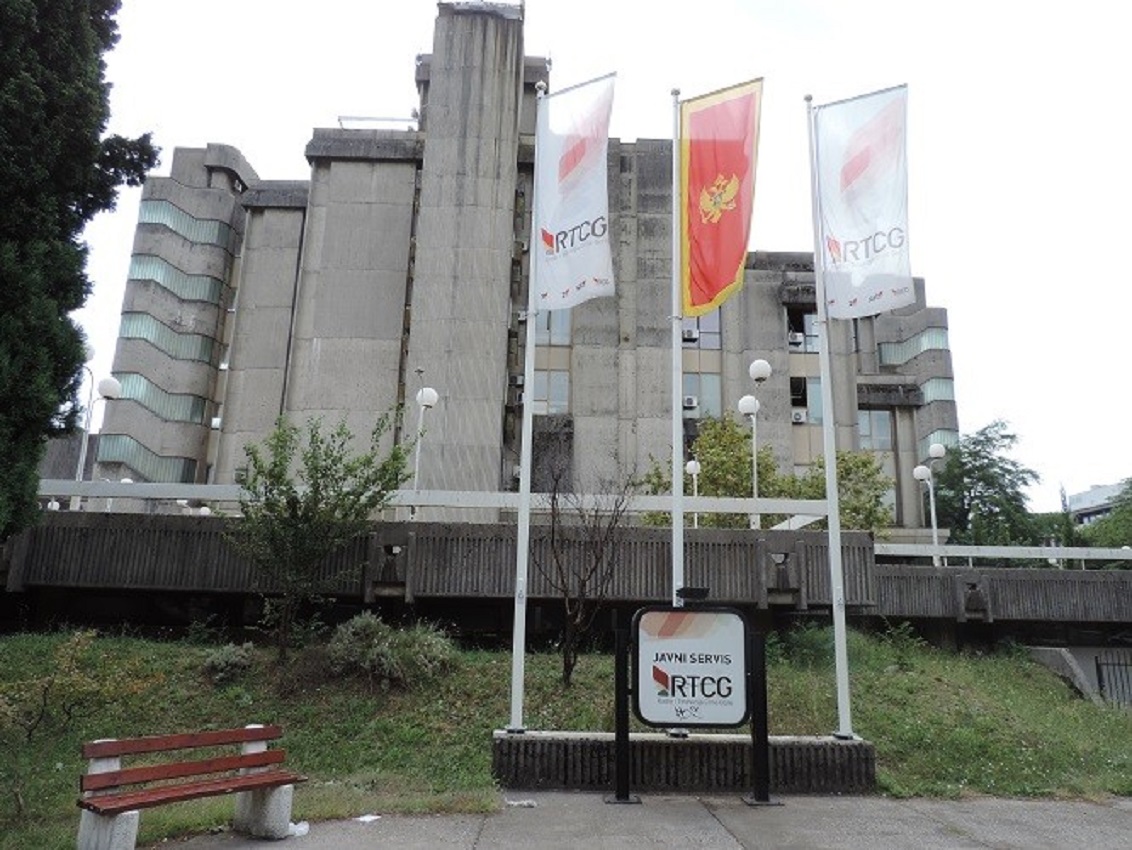 RTCG i dalje nastavlja istu retoriku: Novinarka u emisiji više puta SPC nazivala „Crkvom Srbije“