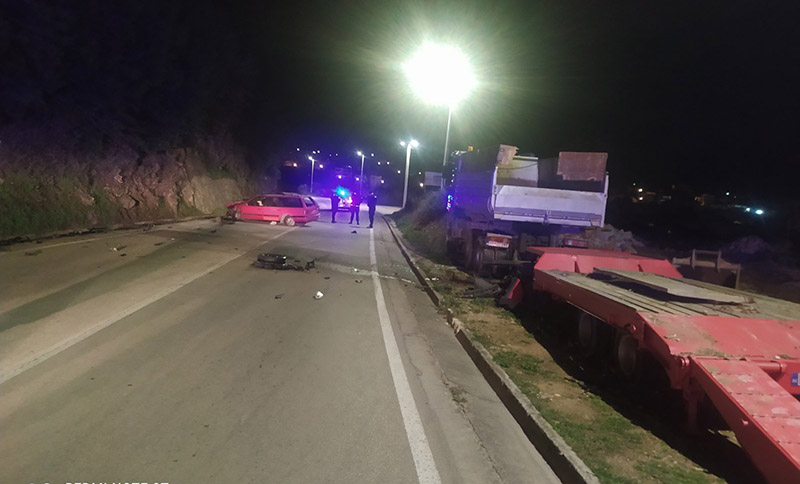 Veliki pijesak: Automobil udario u parkirano vozilo, troje povrijeđenih