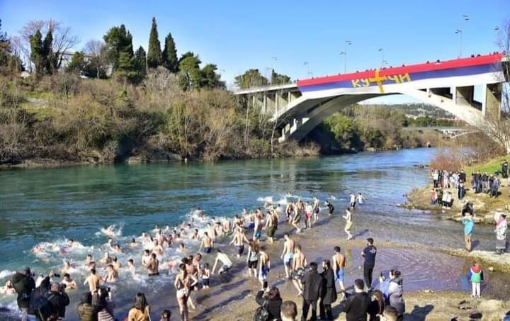 Podgoričani danas samoinicijativno skakali za Časni Krst u rijeci Morači