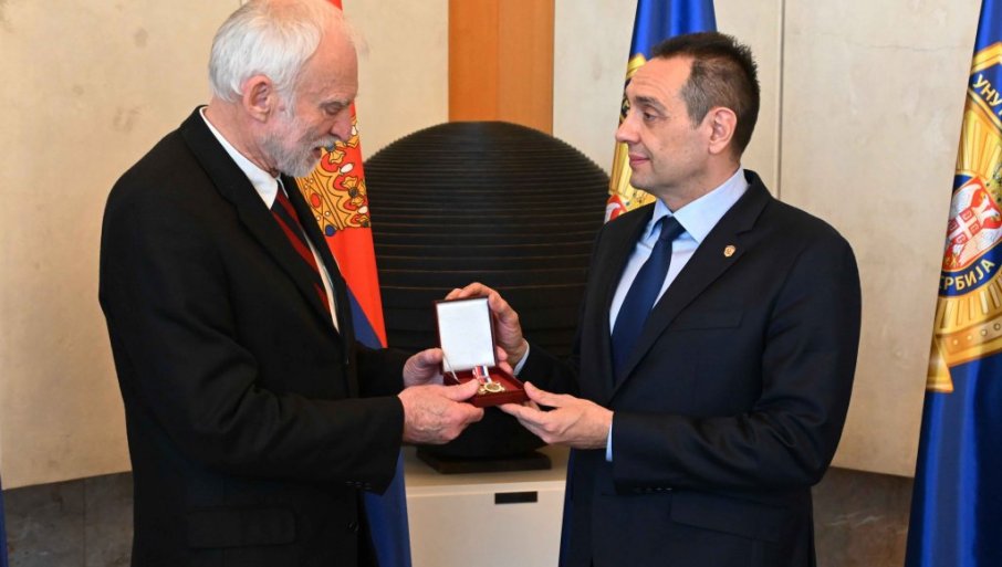 Zbog zalaganja za ujedinjenje i slobodu Srba: Vulin odlikovan krstom vožda Đorđa Stratimirovića!