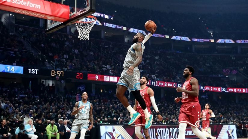Revija zabave, trojki i zakucavanja: Kari brojao do 50, Jokić umalo do tripl-dabla