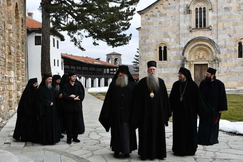 Mitropolit Joanikije u posjeti Dečanima: Strašno je kad naš narod počne da se griješi o svetinje