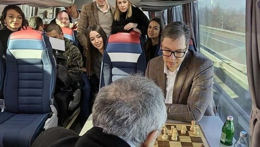 Vučić krenuo ka Merošini: Predsjednik pokazao kako provodi vrijeme u putovanju (FOTO)