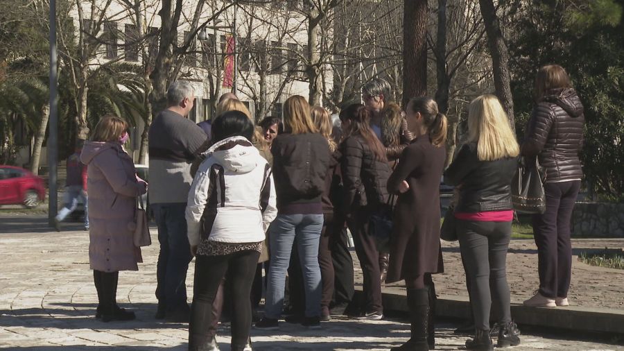 Majke koje imaju jedno ili dvoje djece protestovale ispred Skupštine